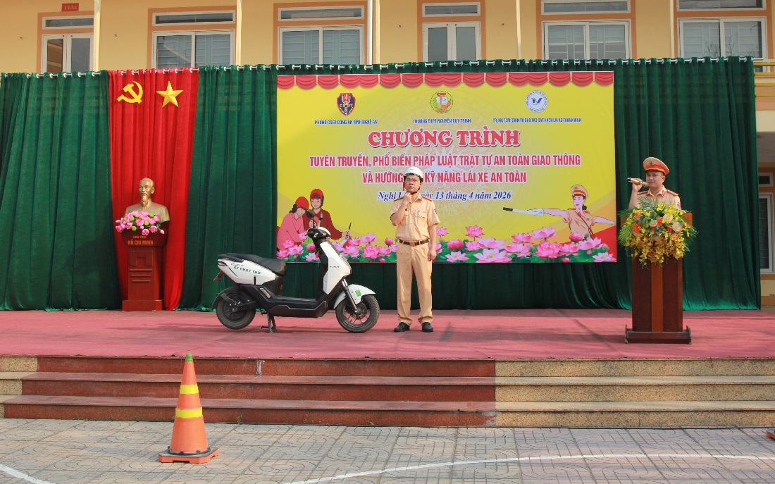 Cán bộ CSGT hướng dẫn kỹ năng lái xe an toàn