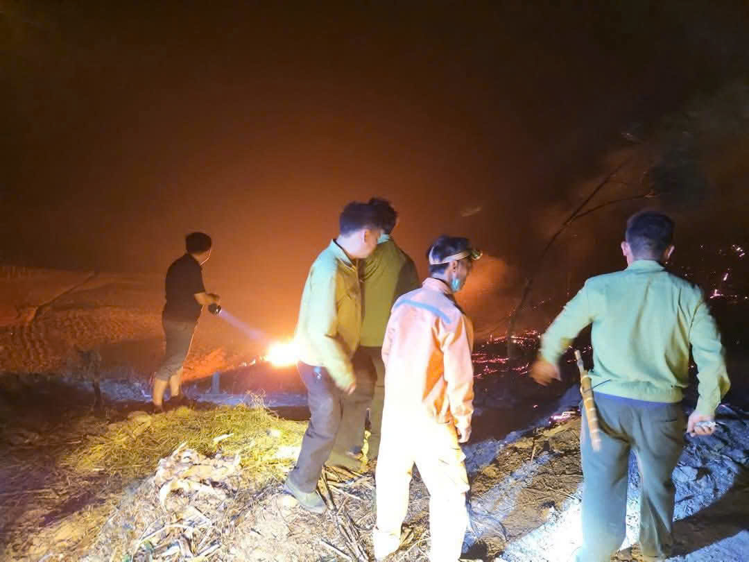 Nhân dân xã Tam Hợp, tỉnh Nghệ An kịp thời khống chế đám cháy thực bì vào chiều ngày 10/4/2026