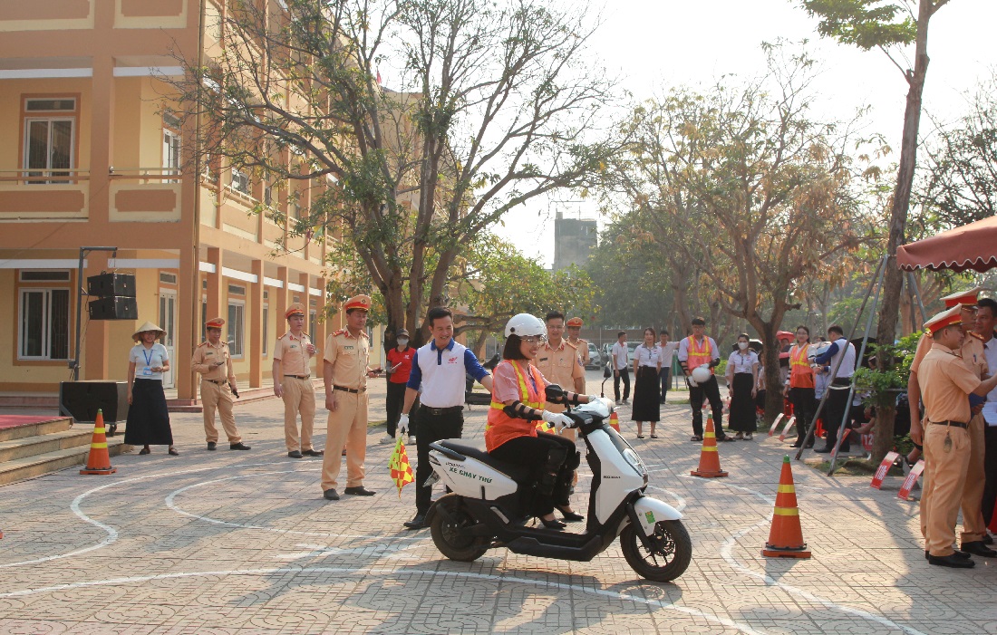 Học sinh và giáo viên thực hành kỹ năng lái xe an toàn