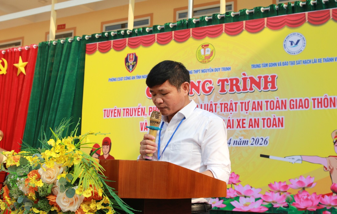 Thầy, Hiệu trường Trường THPT Nguyễn Duy Trinh phát biểu tại Chương trình