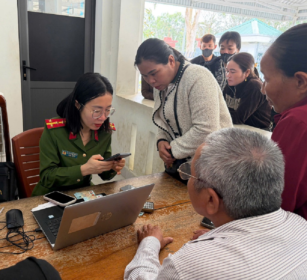 Công an xã ân cần, hỗ trợ người dân