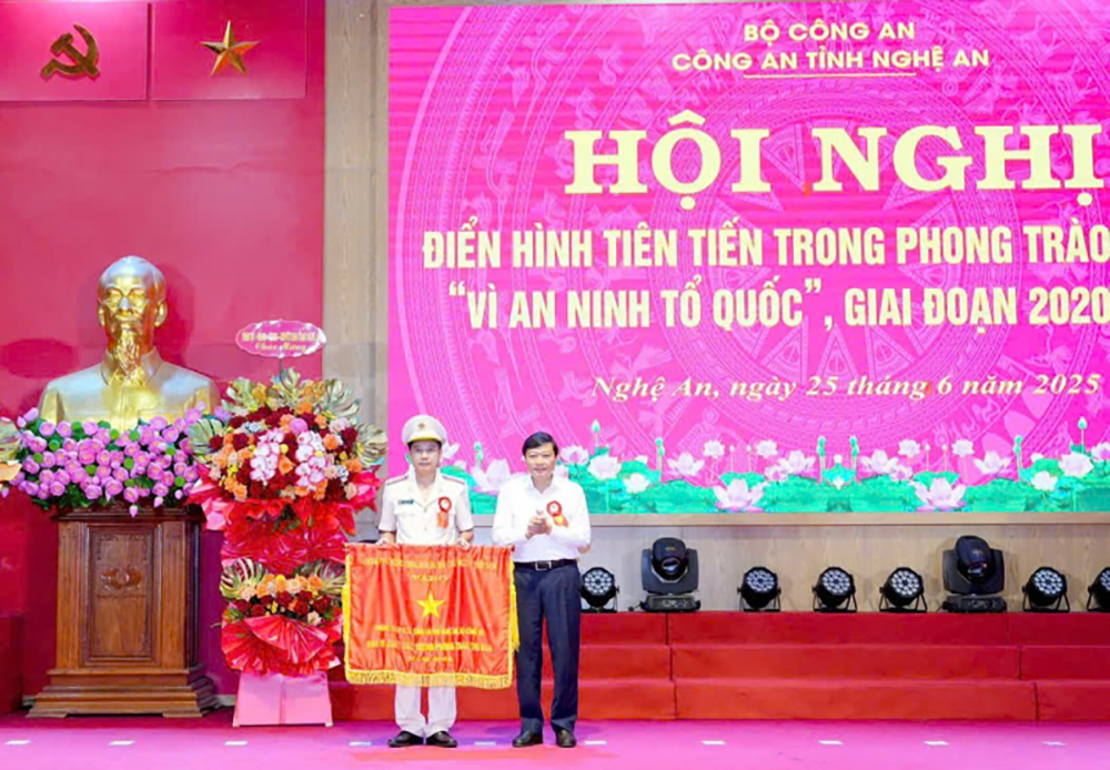 Với những chiến công thầm lặng, nhiều năm liền Phòng Tham mưu Công an Nghệ An vinh dự đón nhận Cờ thi đua xuất sắc của Chính phủ và Bộ Công an.