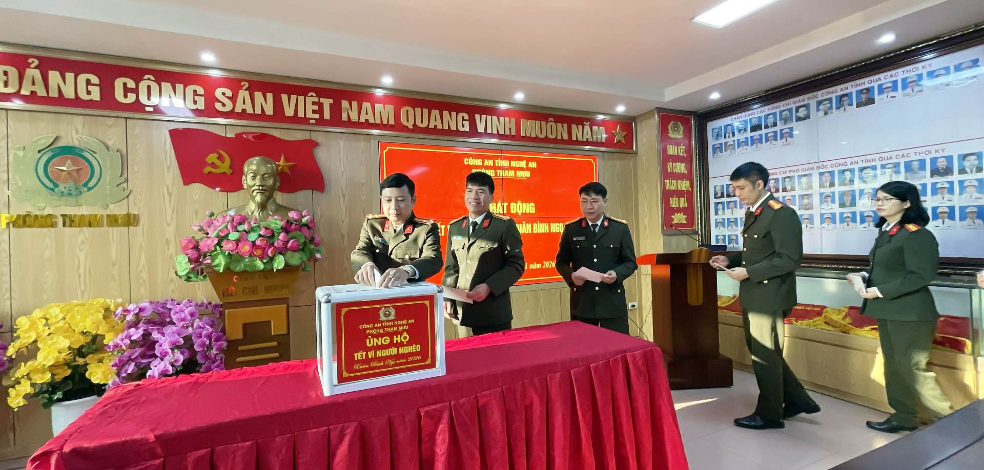 Lãnh đạo, CBCS Phòng Tham mưu ủng hộ Tết vì người nghèo 