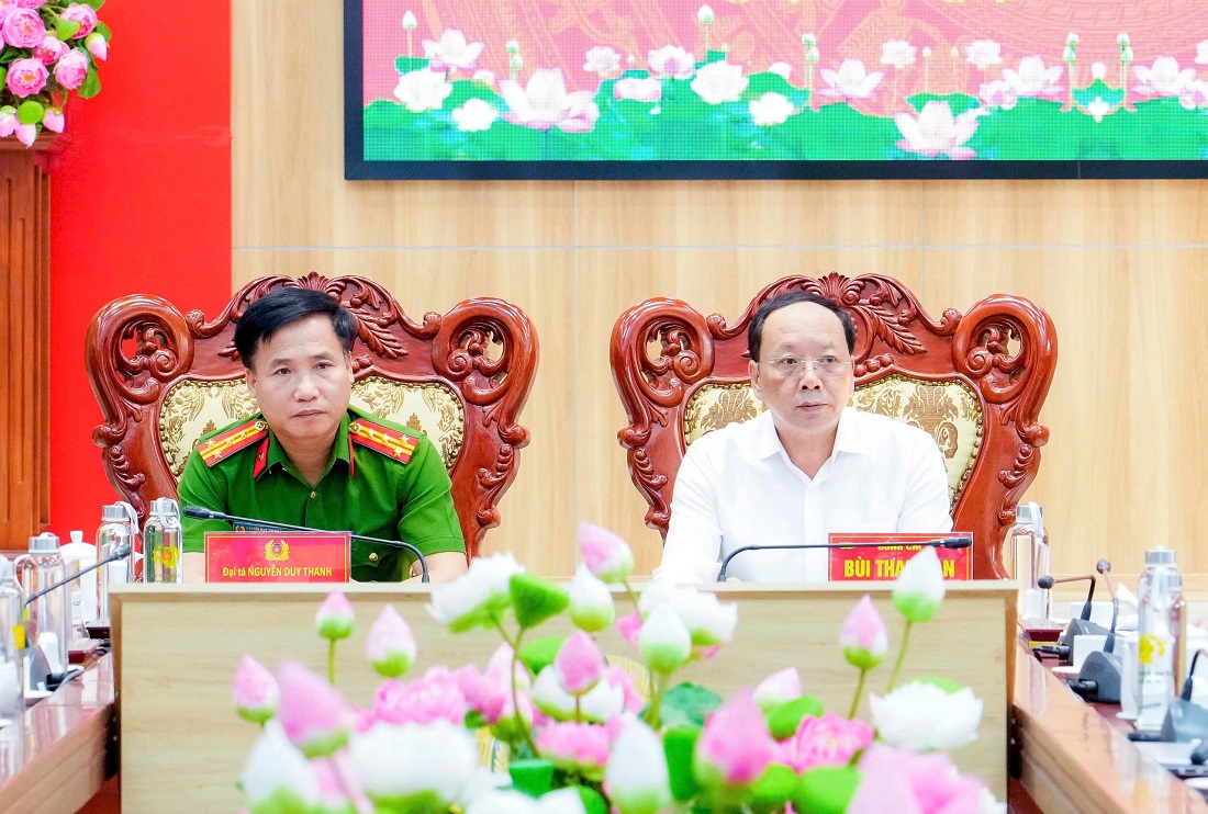 Đồng chí Bùi Thanh An - Ủy viên Ban Thường vụ Tỉnh ủy, Phó Chủ tịch Thường trực UBND tỉnh và đồng chí Đại tá Nguyễn Duy Thanh - Ủy viên Ban Thường vụ Đảng ủy, Phó Giám đốc Công an tỉnh đồng chủ trì Hội nghị.