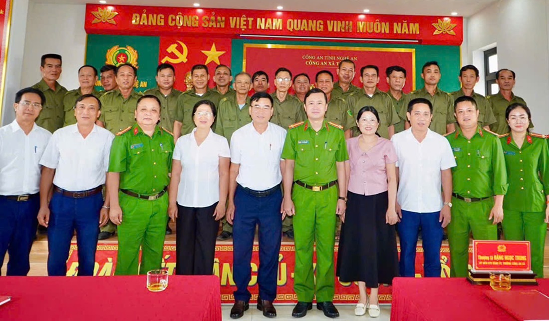 Đại biểu chụp ảnh lưu niệm tại lễ ra mắt