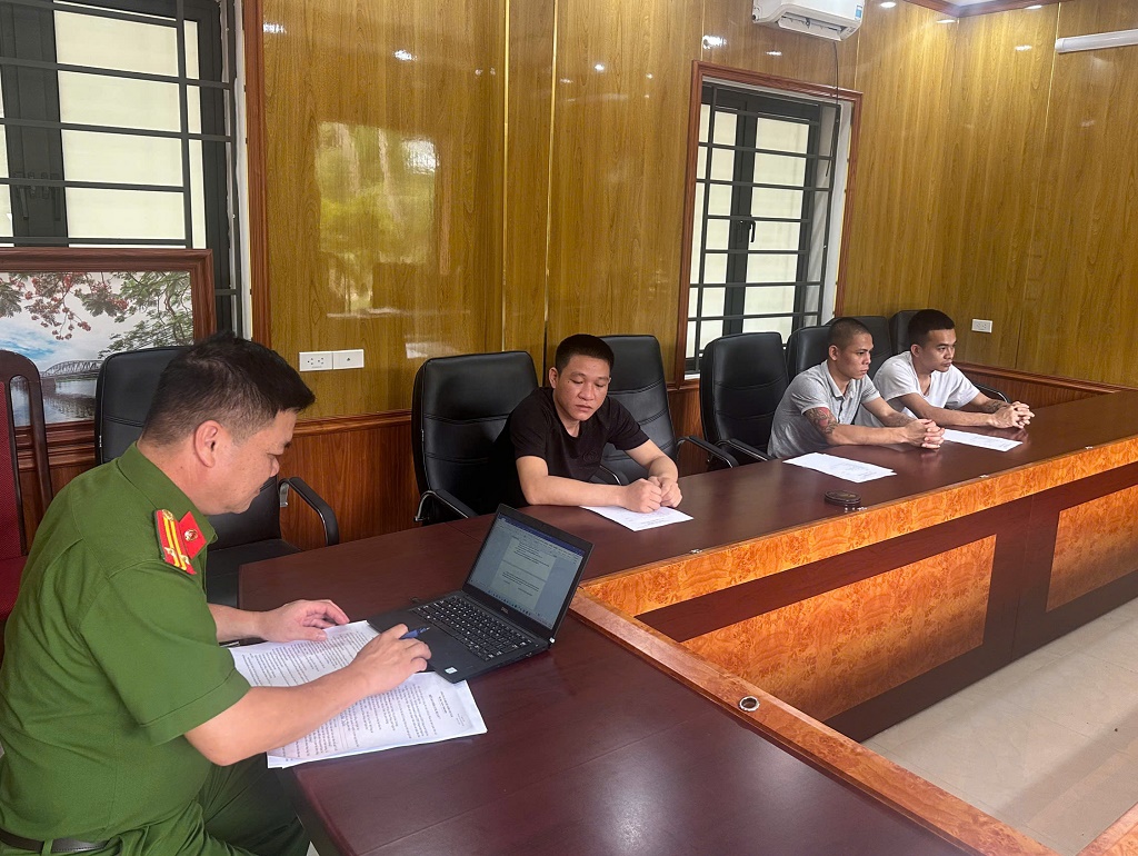 Công an xã làm việc với người nghiện