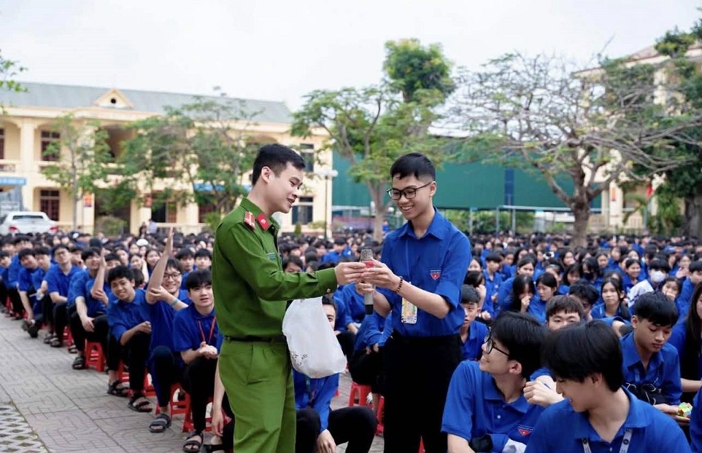 Phần giao lưu giữa Công an xã và học sinh