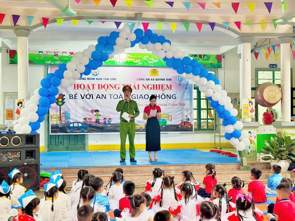 Công an xã giao lưu cùng học sinh