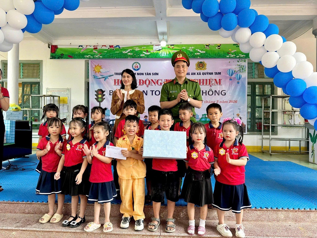 Công an xã tặng quà đến học sinh