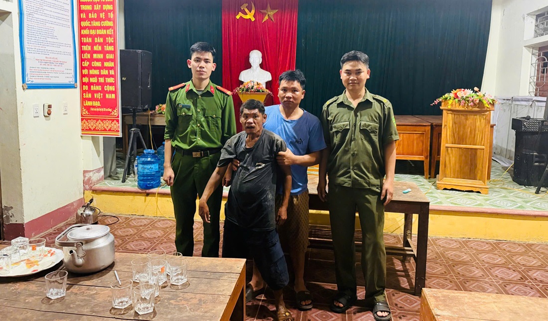 Công an xã Tân Phú kịp thời hỗ trợ người dân về với gia đình