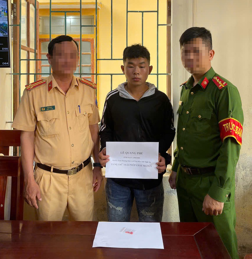 Đối tượng Lê Quang Phủ (giữa) bị bắt giữ cùng tang vật ma túy
