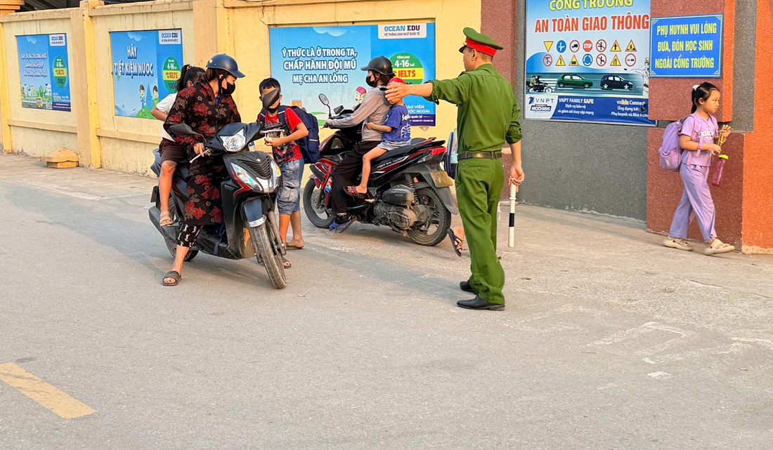 Công an xã Hưng Nguyên bảo đảm an toàn giao thông tại khu vực trường học