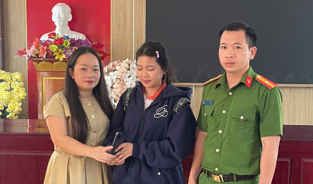Công an xã và nhà trường trao trả tài sản đánh rơi cho em Tú