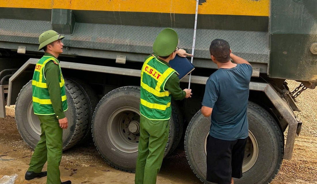 Công an xã Nghĩa Hành tổng rà soát phương tiện ô tô tải tự đổ, xe sơ mi rơ mooc tự đổ có tải trọng từ 15.000 kg trở lên