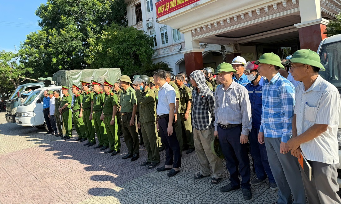 Công an xã Nghi Lộc ra quân chống tái lấn chiếm hành lang an toàn giao thông