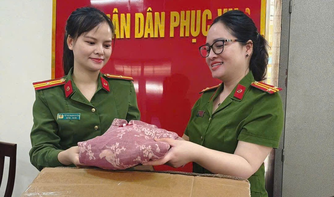 Cán bộ, hội viên Hội Phụ nữ Công an xã Hưng Nguyên quyên góp áo dài 