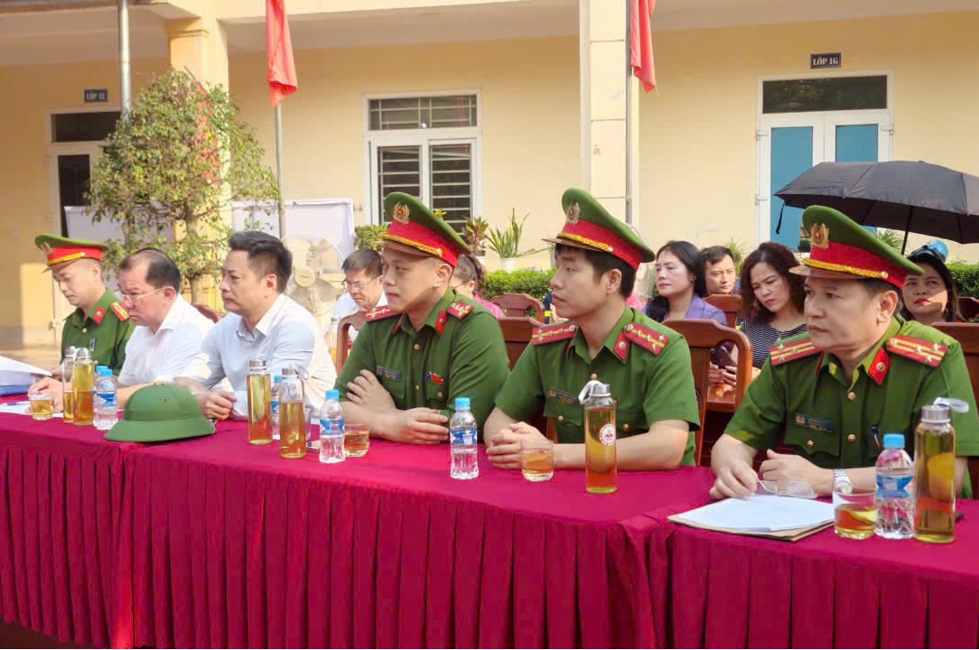 Đại biểu tham dự buổi lễ