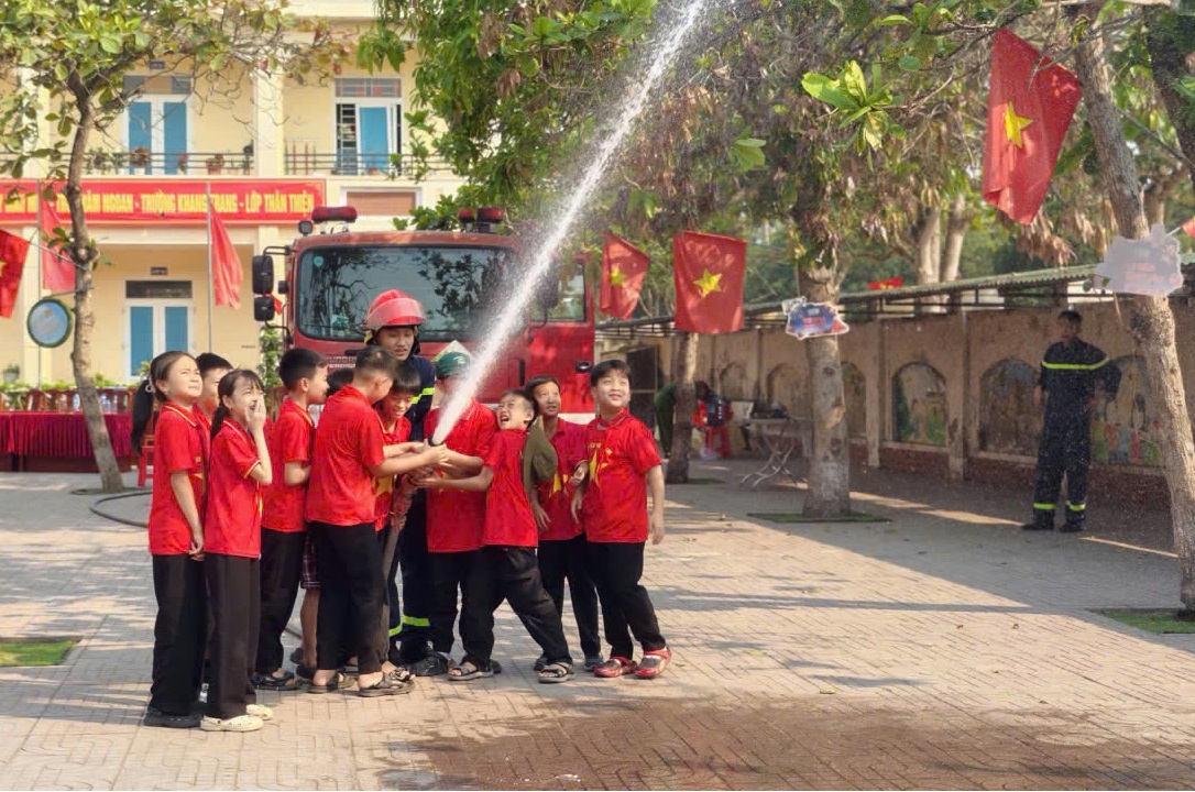 Học sinh được hướng dẫn kỹ năng chữa cháy