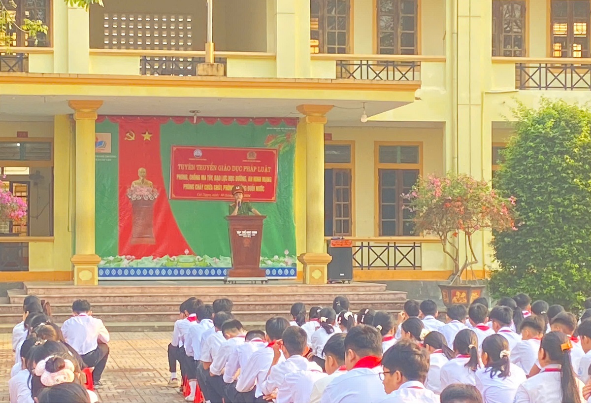Công an xã Cát Ngạn tuyên truyền pháp luật tại Trường THCS Cát Văn