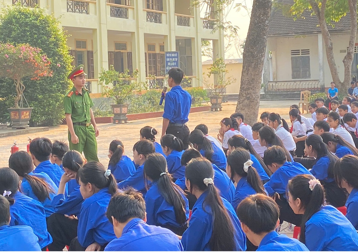 Học sinh tích cực hưởng ứng buổi tuyên truyền