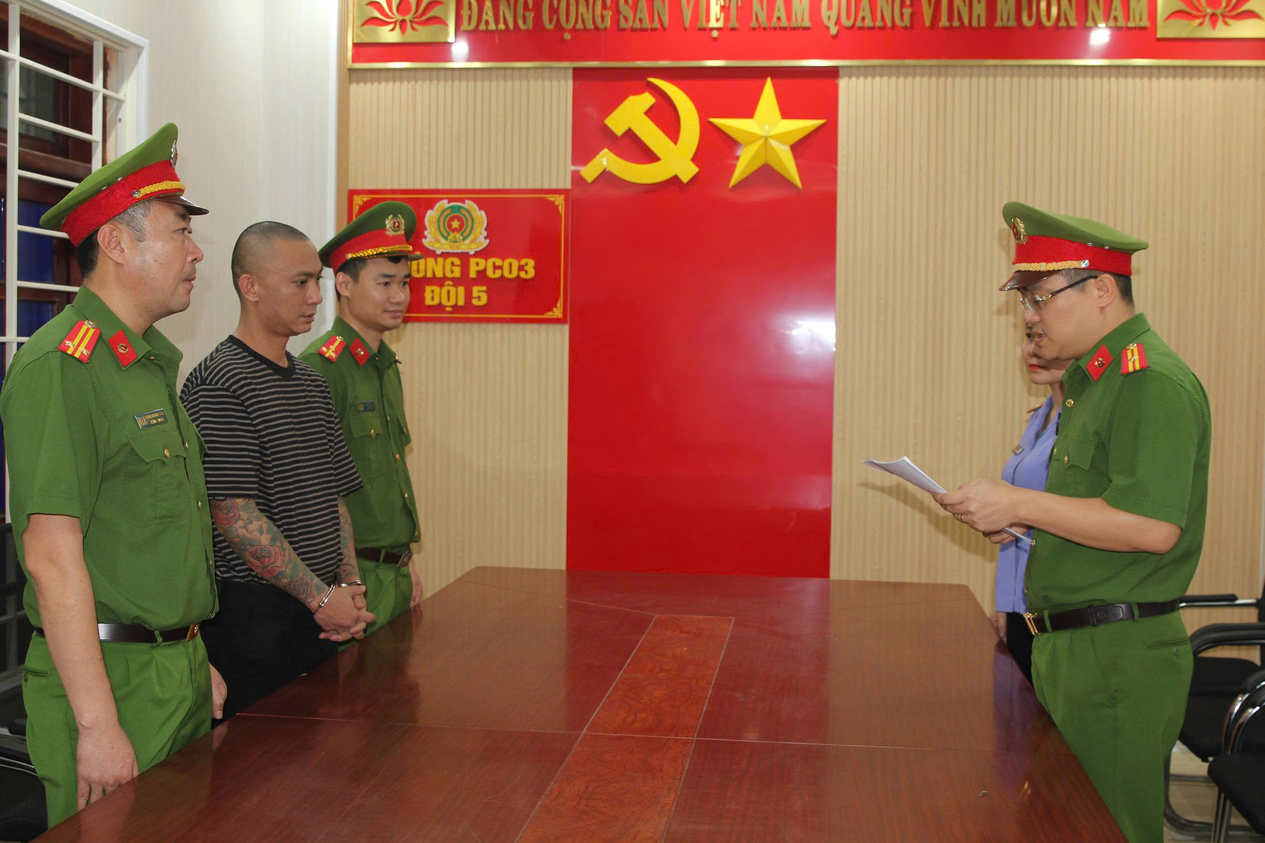 Cơ quan Cảnh sát điều tra Công an tỉnh Nghệ An đọc lệnh khởi tố vụ án, khởi tố bị can đối với Nguyễn Duy Sơn