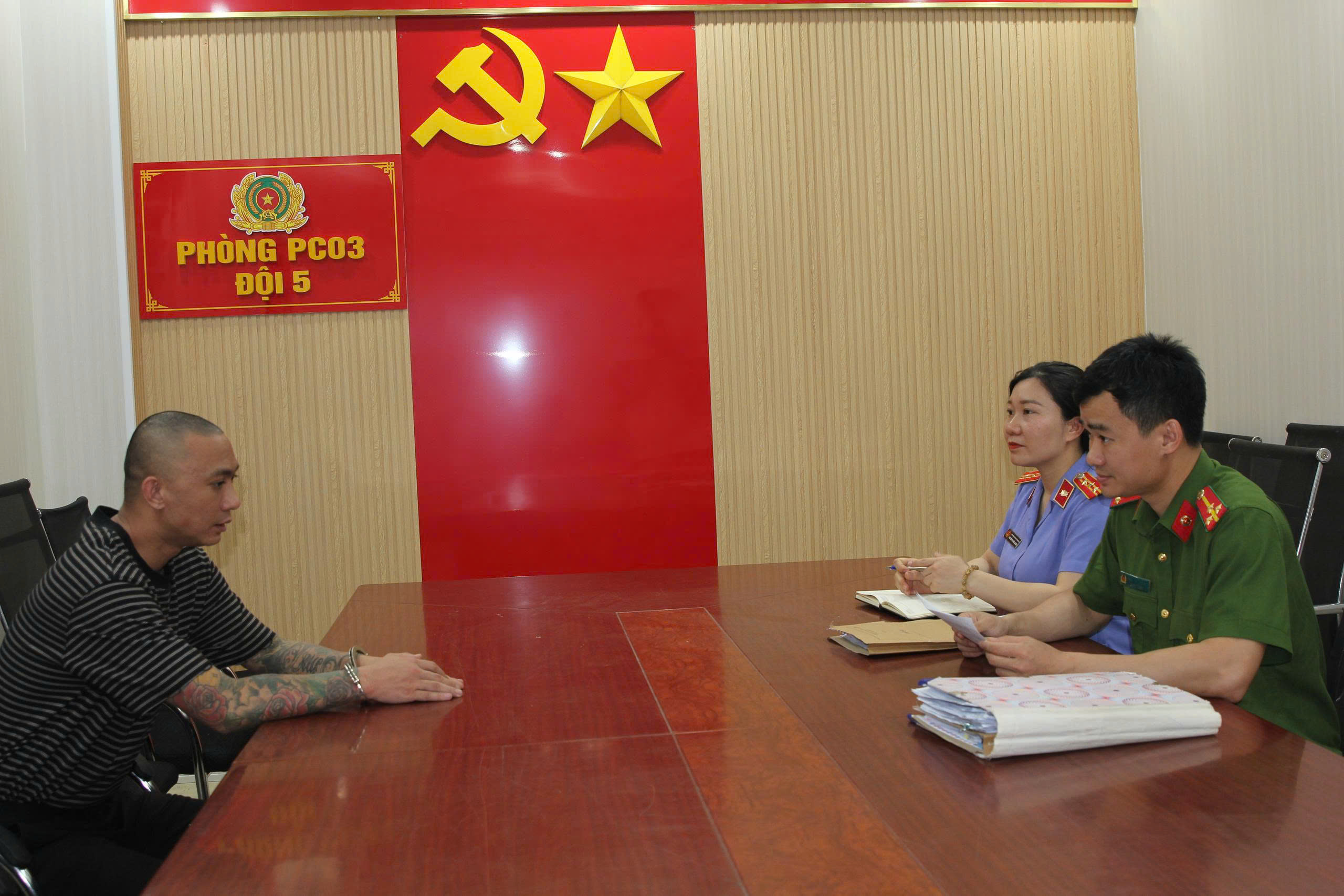 Cán bộ Phòng Cảnh sát kinh tế Công an tỉnh và đại diện Viện kiểm sát nhân dân tỉnh lấy lời khai đối tượng Nguyễn Duy Sơn