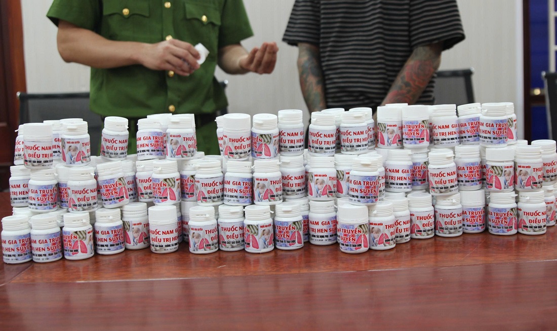 Đối tượng  Nguyễn Duy Sơn cùng số tang vật tại Cơ quan Công an