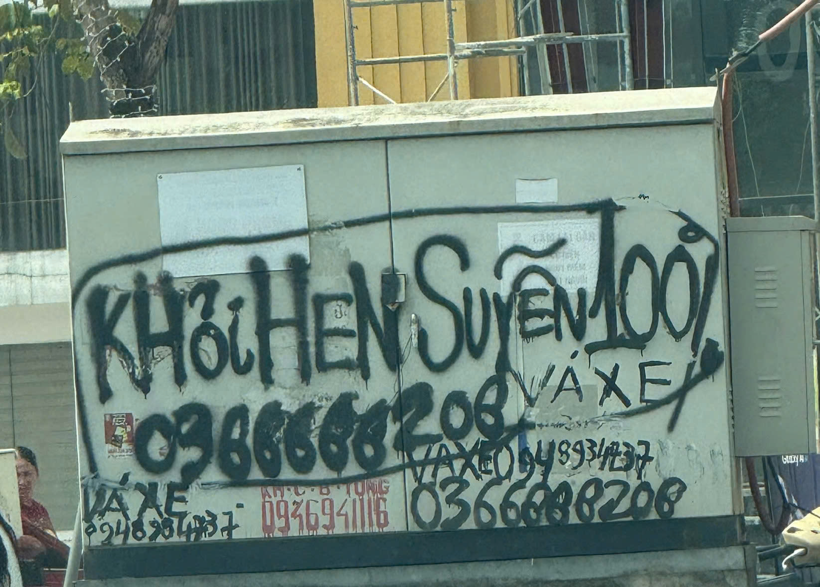 Tường nhà, biển quảng cáo, hộp đựng cáp… bị Nguyễn Duy Sơn xịt sơn quảng cáo về “thuốc hen suyễn khỏi 100%”