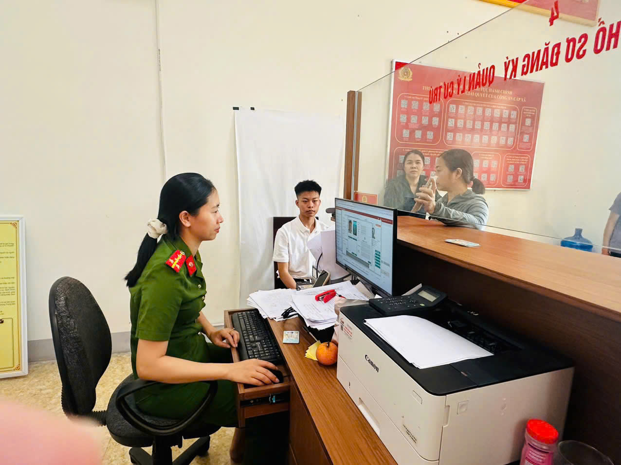 Tuổi trẻ Công an xã Đại Huệ làm xuyên ngày nghỉ cấp tài khoản định danh điện tử cho người dân