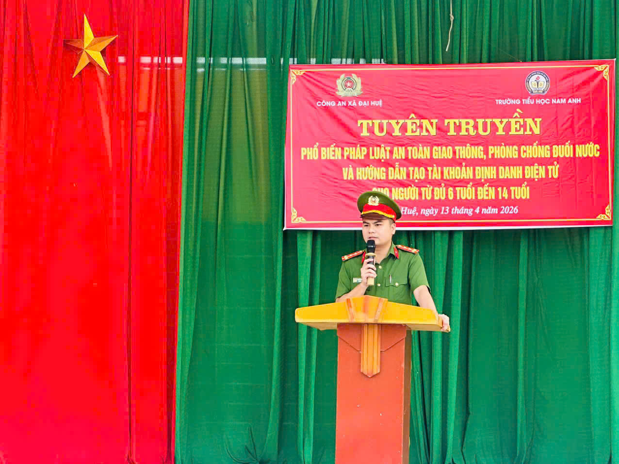 Công an xã Đại Huệ tuyên truyền, phổ biến pháp luật về bảo đảm trật tự an toàn giao thông và phòng, chống tai nạn đuối nước trong trường học