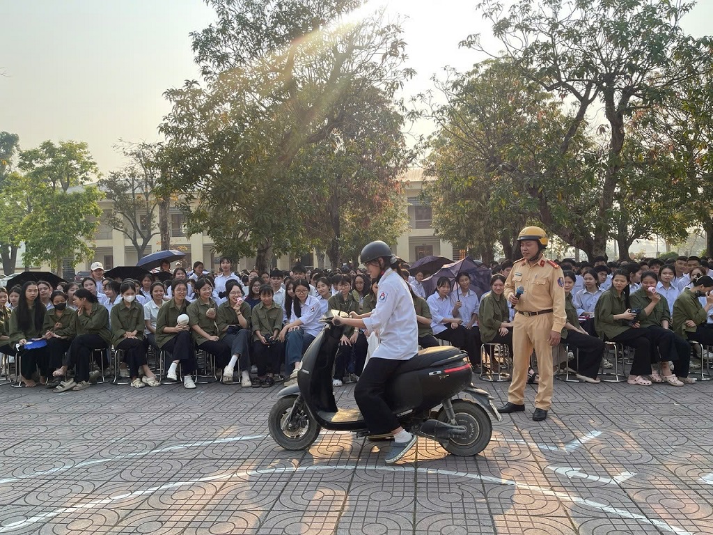 Học sinh được hướng dẫn kỹ năng lái xe an toàn