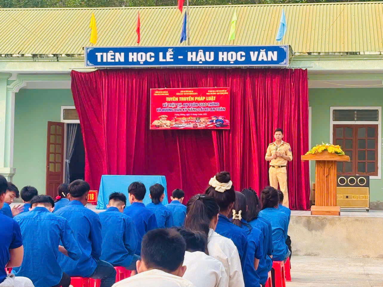 Công an xã Tương Dương phối hợp tuyên truyền pháp luật về trật tự an toàn giao thông cho học sinh