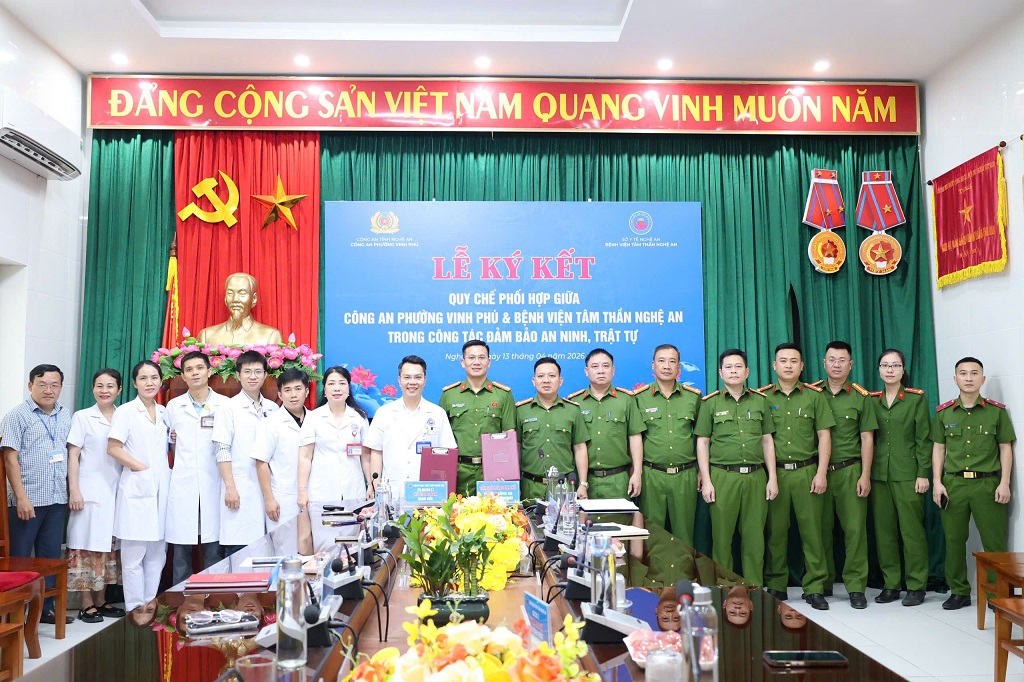 Đại biểu chụp ảnh lưu niệm