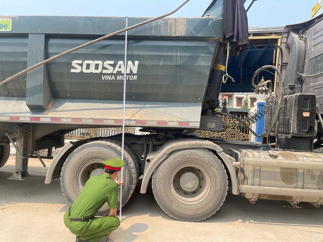 Công an xã Hợp Minh tổng rà soát phương tiện ô tô tải tự đổ, xe sơ mi rơ mooc tự đổ có tải trọng từ 15.000 kg trở lên