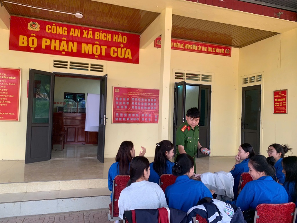  Công an xã Bích Hào cấp định danh điện tử mức 2 cho công dân từ 6 đến 14 tuổi