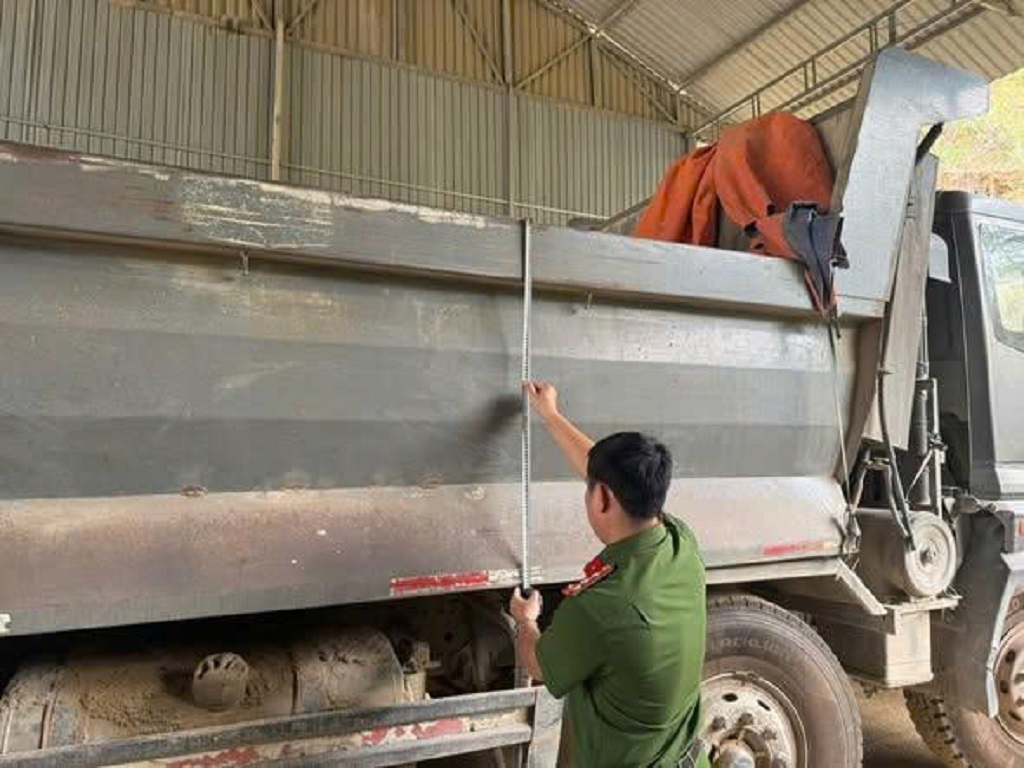 Công an xã Mường Xén tổng rà soát đối với xe ô tô tải tự đổ và xe sơ mi rơ moóc tự đổ có tải trọng từ 15 tấn trở lên