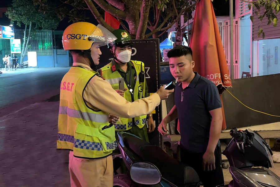 Kiểm tra nồng độ cồn đối với người điều khiển phương tiện