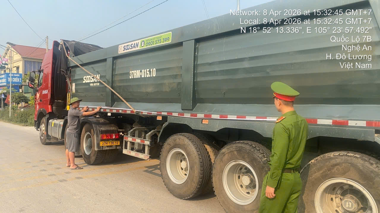 Công an xã đo kích thước thành thùng xe