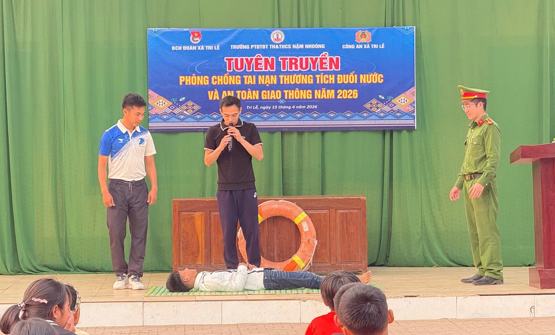 Công an xã hướng dẫn sơ cứu người bị đuối nước