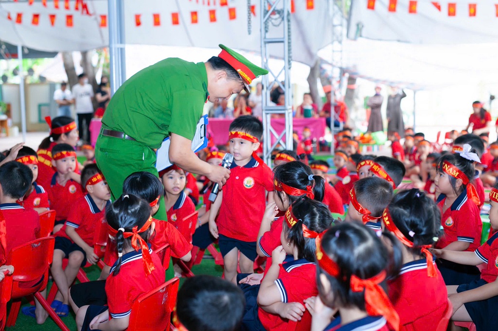 Công an xã Thiên Nhẫn tuyên truyền Luật ATGT và phòng chống đuối nước cho trẻ mầm non