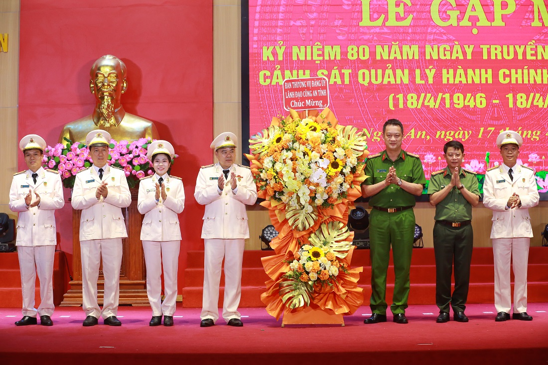 Ban Thường vụ Đảng ủy, Lãnh đạo Công an tỉnh tặng hoa chúc mừng lực lượng Cảnh sát Quản lý hành chính về trật tự xã hội Công an Nghệ An