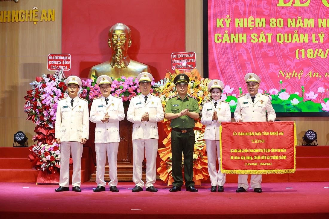 Đồng chí Thiếu tướng Đinh Việt Dũng, Ủy viên Ban Thường vụ Tỉnh ủy, Bí thư Đảng ủy, Giám đốc Công an tỉnh trao bức trướng của UBND tỉnh tặng lực lượng Cảnh sát Quản lý hành chính về trật tự xã hội