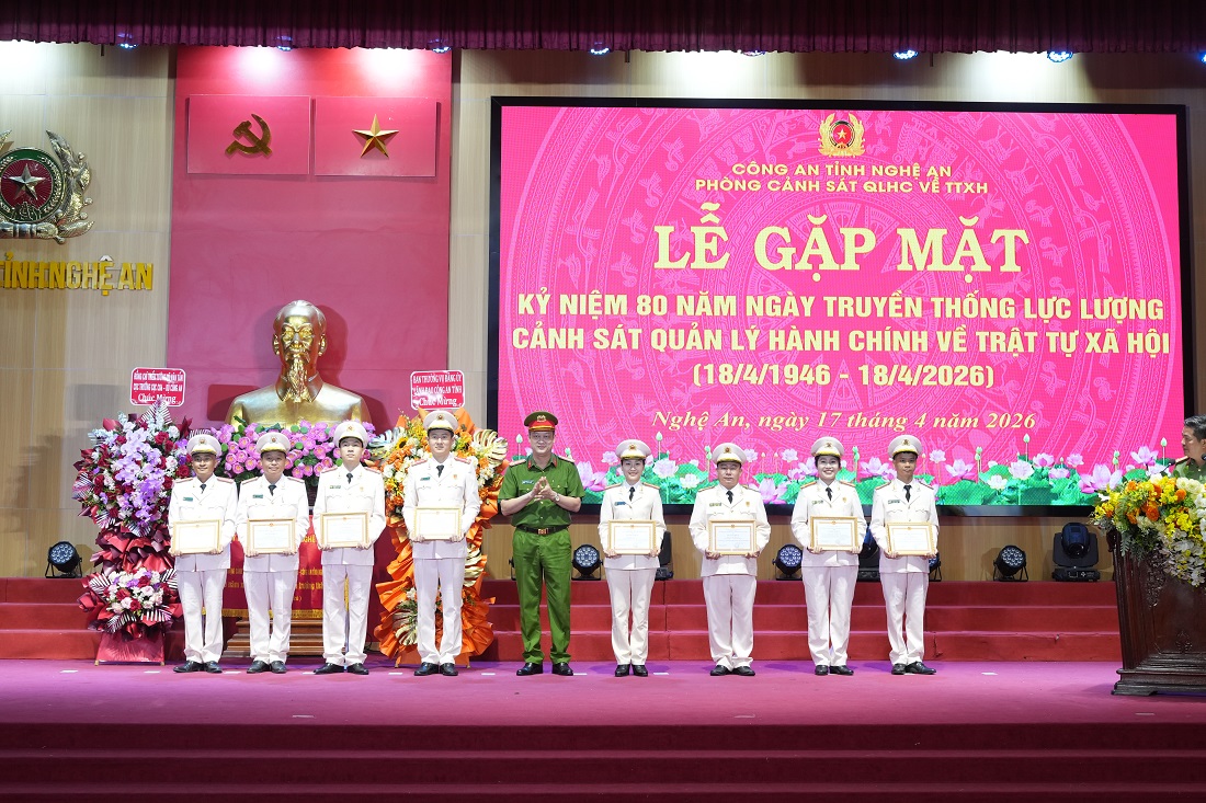 Đồng chí Đại tá Nguyễn Đức Cường, Ủy viên Ban Thường vụ Đảng ủy, Phó Giám đốc Công an tỉnh trao thưởng cho tập thể, cá nhân có thành tích xuất sắc 