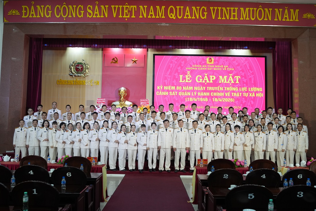 Đại biểu chụp ảnh lưu niệm