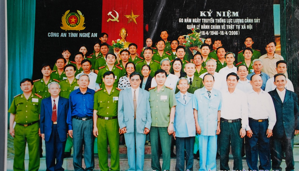 Lãnh đạo Công an tỉnh, nguyên Lãnh đạo Phòng Cảnh sát QLHC về TTXH và CBCS đơn vị chụp ảnh lưu niệm nhân kỷ niệm 60 năm Ngày truyền thống lực lượng