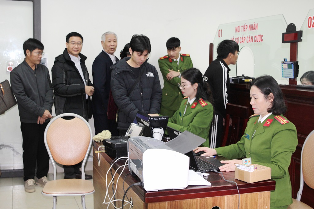 Đẩy mạnh cải cách hành chính, kiến tạo một nền hành chính hiện đại, minh bạch, chuyển đổi số quốc gia, vì Nhân dân phục vụ