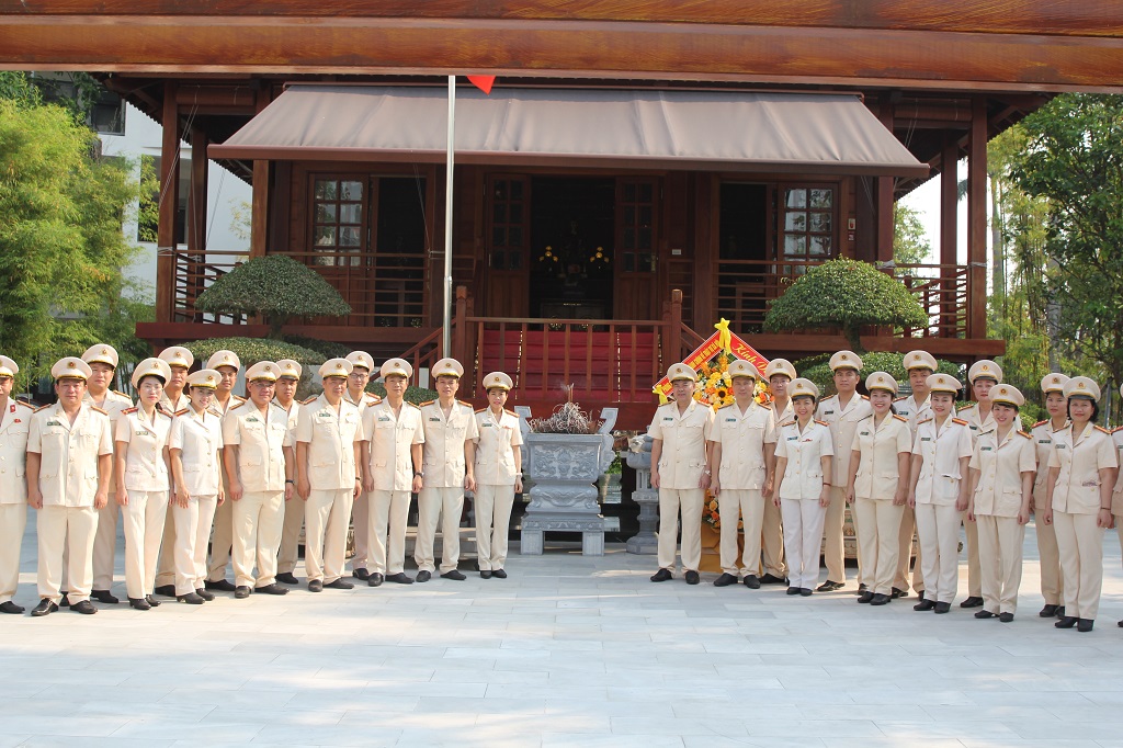 Các thế hệ Lãnh đạo, chỉ huy lực lượng QLHC về TTXH luôn đoàn kết, cộng sự, gương mẫu, trách nhiệm; cán bộ, chiến sĩ nỗ lực hoàn thành nhiệm vụ với tinh thần “chưa hết việc là chưa hết giờ”, “không ngại hiểm nguy, gian khổ”, “vì nước quên thân, vì Nhân dân phục vụ”