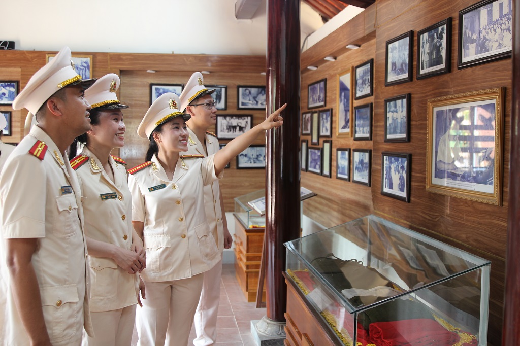 Tăng cường giáo dục chính trị tư tưởng, khơi dậy truyền thống và ý chí phấn đấu của cán bộ, chiến sĩ