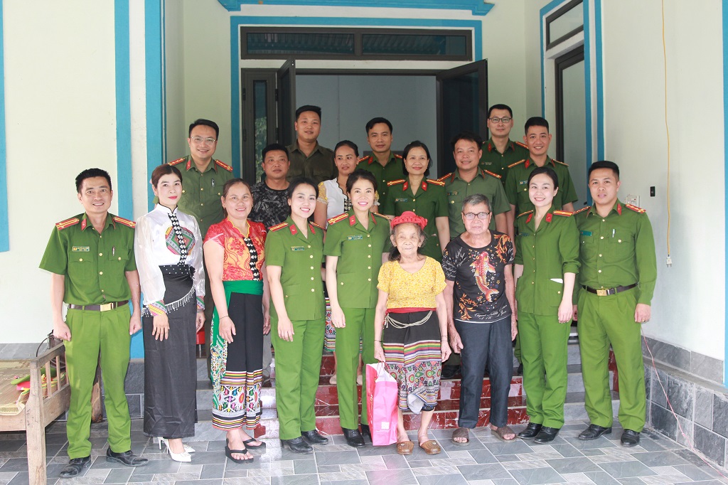  Không chỉ hoàn thành tốt nhiệm vụ chuyên môn, lực lượng Cảnh sát QLHC về TTXH còn tích cực tham gia các hoạt động an sinh xã hội 