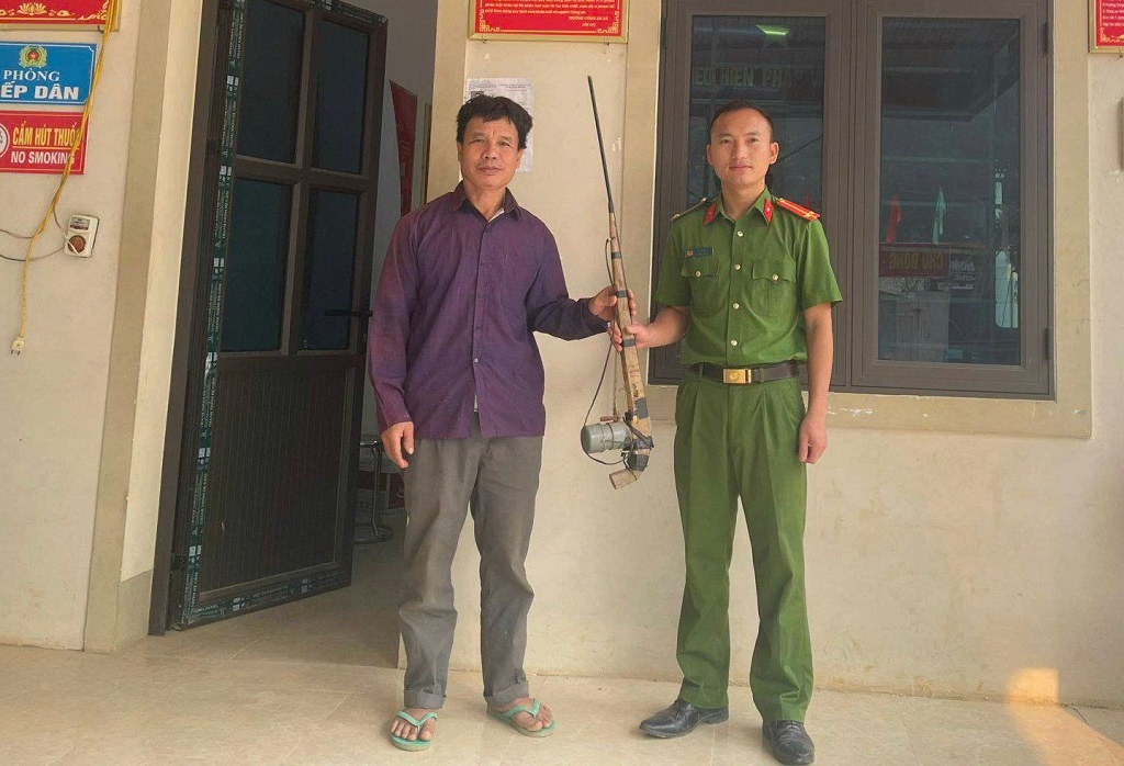 Người dân tự nguyện đến Công an xã giao nộp vũ khí tự chế